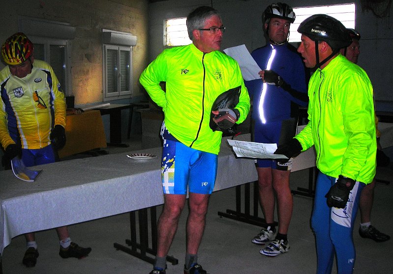 2010-05-09 07 Kerroch Attente depart.JPG